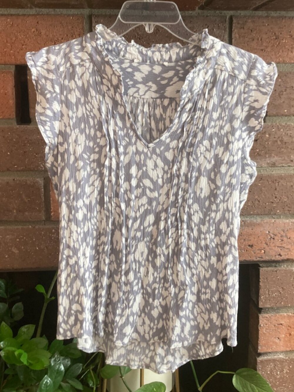 Fun2Fun / Summer Flutter Sleeve Top / Size M / Gray & White / Stitch Fix